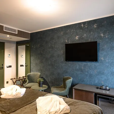 Hotel Ugandi 3*